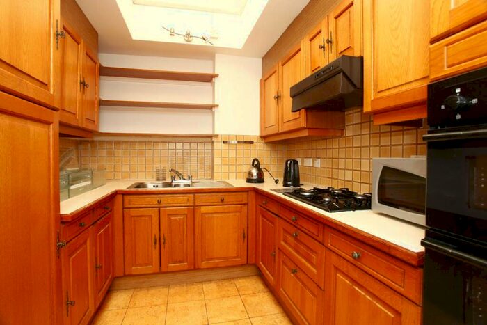 2 Bedroom Flat To Rent In Britten Close, Golders Green, London, NW11