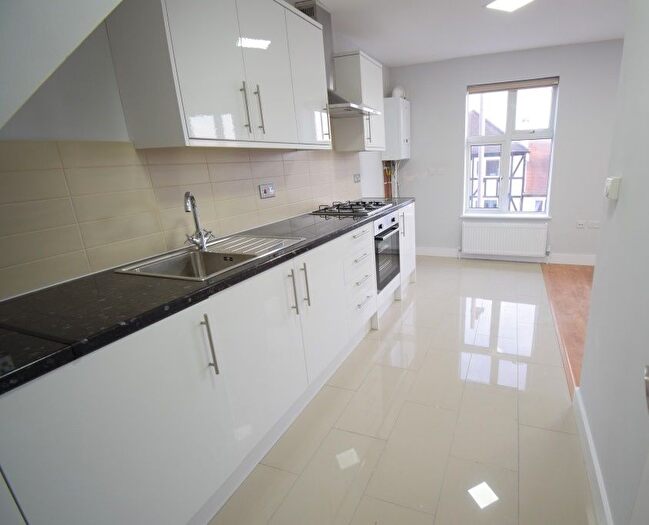 2 Bedroom Flat To Rent In High Road, Loughton, East London, IG10