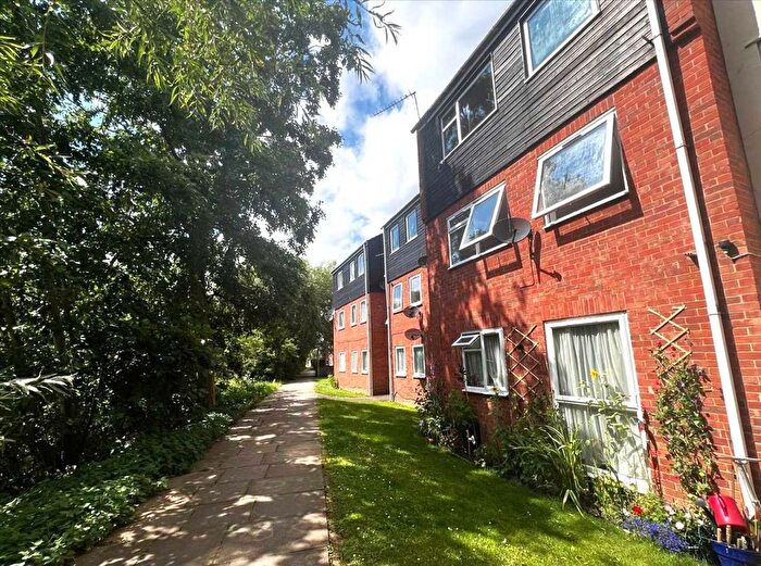 2 Bedroom Flat To Rent In Rochfords Gardens, Slough, SL2