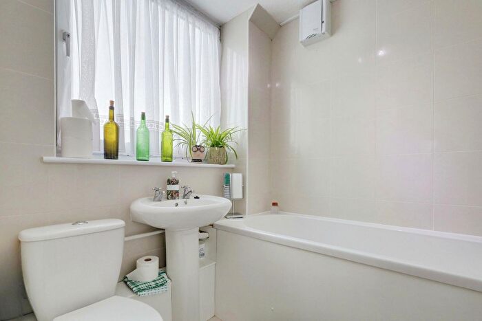 2 Bedroom Flat For Sale In East Street, Southend-On-Sea, SS2