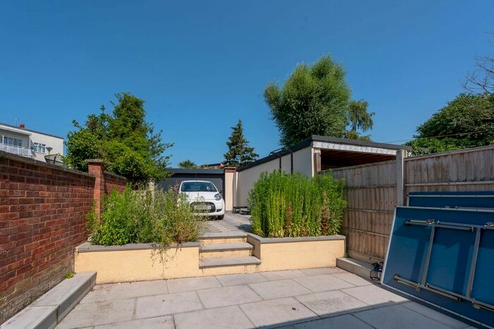 5 Bedroom Flat To Rent In East Acton, East Acton, London, W3