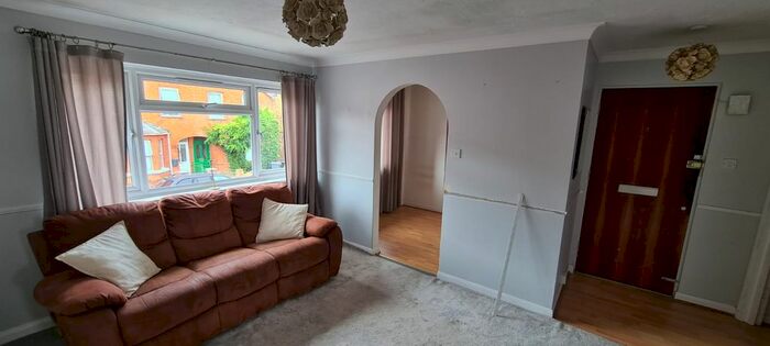 1 Bedroom Flat To Rent In Hythe Park Road, Egham, TW20