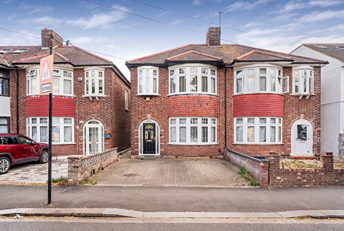 3 Bedroom Semi-Detached House For Sale In Windmill Road, Edmonton, N18