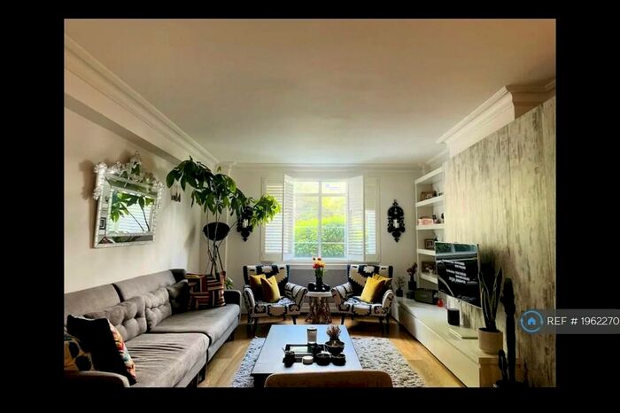 2 Bedroom Flat To Rent In St. James Close, London, NW8