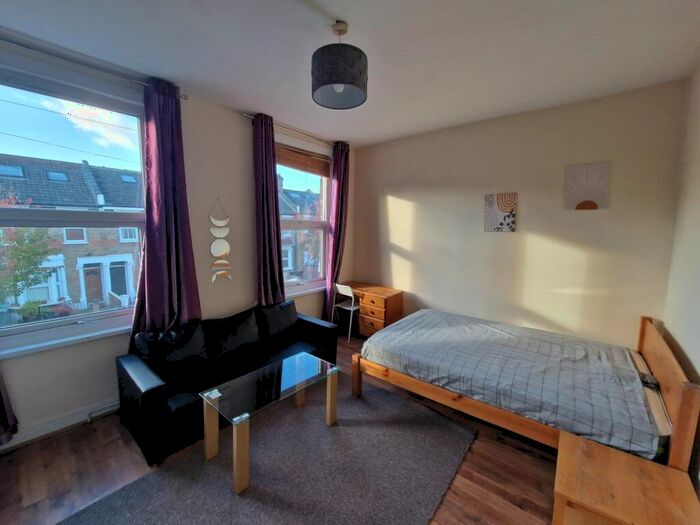 1 Bedroom House To Rent In Clinton Road, London, N15