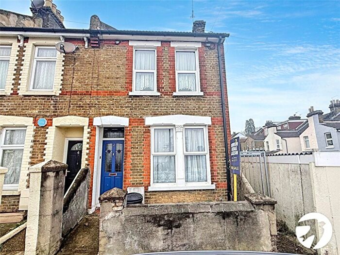 3 Bedroom End Of Terrace House For Sale In Cromer Road, Rochester, Kent, ME2