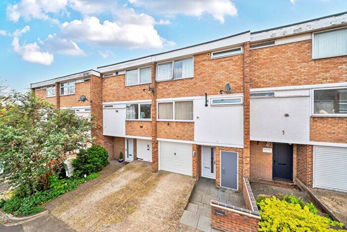 4 Bedroom End Terrace House For Sale In Moorholme, Woking, Surrey, GU22