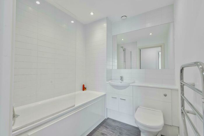 2 Bedroom Apartment To Rent In Queensway, Redhill, RH1