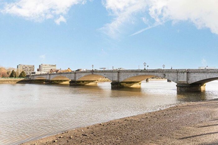 2 Bedroom Flat For Sale In Lower Richmond Road, Putney, SW15