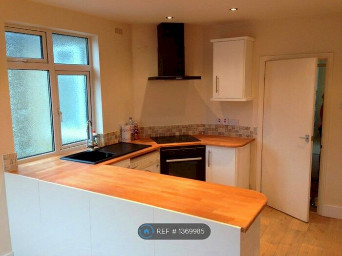 2 Bedroom Maisonette To Rent In Dinton Road, London, SW19