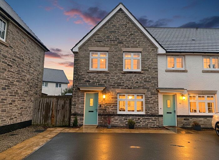 3 Bedroom End Terrace House For Sale In Trevenson Park, Pool, TR15