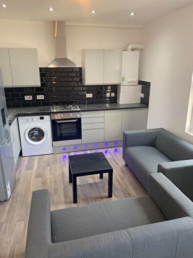 3 Bedroom Flat To Rent In Flat, Hill Top Street, LS6