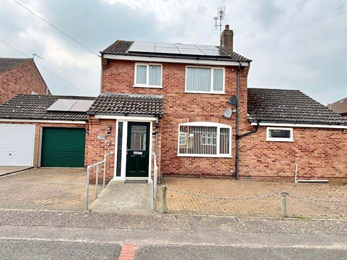 3 Bedroom Detached House For Sale In Clover Way, Bradwell, NR31