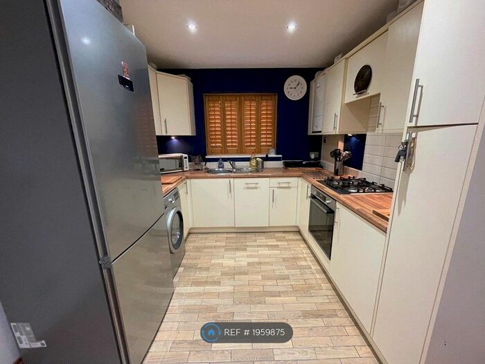 2 Bedroom Flat To Rent In Whyteleafe Hill, Whyteleafe, CR3