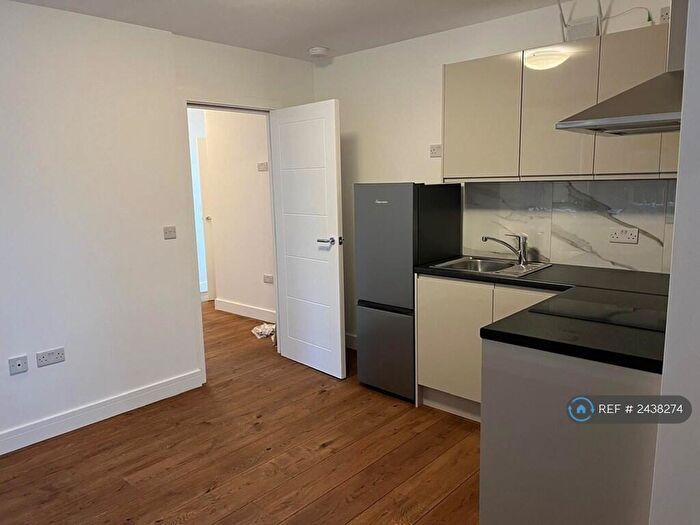 Studio To Rent In Ballards Lane, London, N3