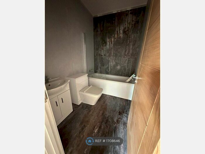 2 Bedroom Flat To Rent In High Street, Coleshill, Birmingham, B46