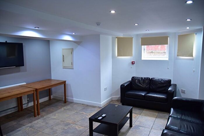 8 Bedroom Semi-Detached House To Rent In Headingley Avenue, Leeds, LS6