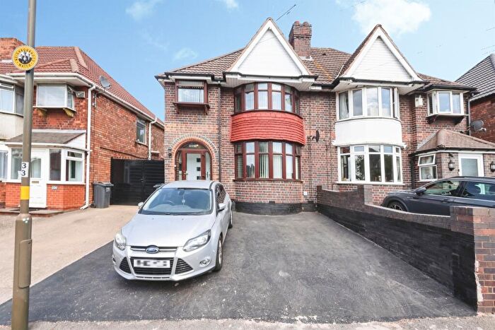 4 Bedroom Semi-Detached House For Sale In Flaxley Road, Birmingham, B33