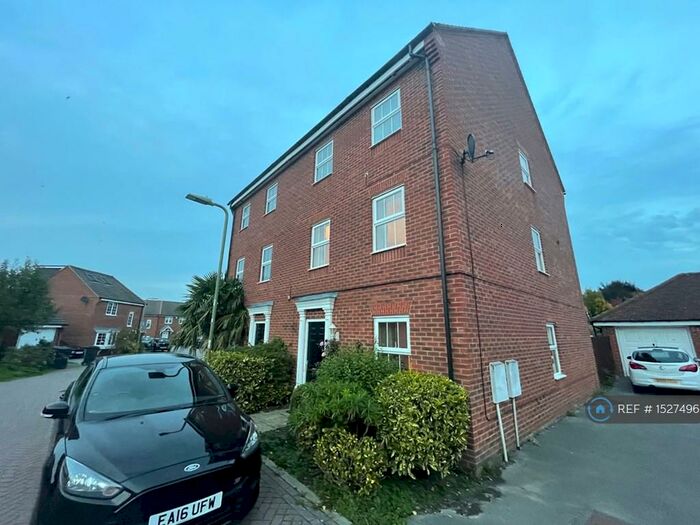 5 Bedroom Semi-Detached House To Rent In Pexalls Close, Hook, RG27