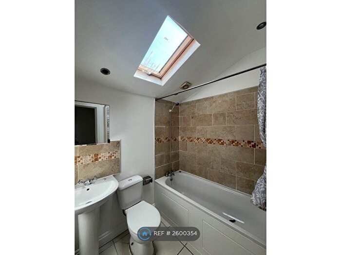 3 Bedroom Flat To Rent In Dunstans Road, London, SE22