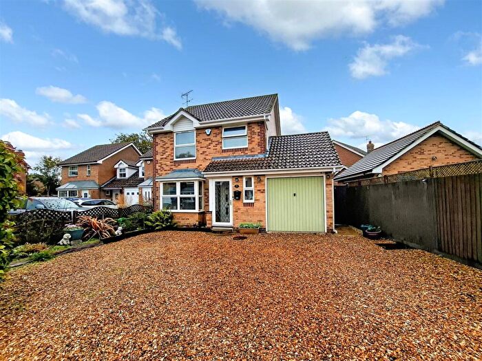 3 Bedroom Detached House For Sale In Redwing Close, Wick, BN17