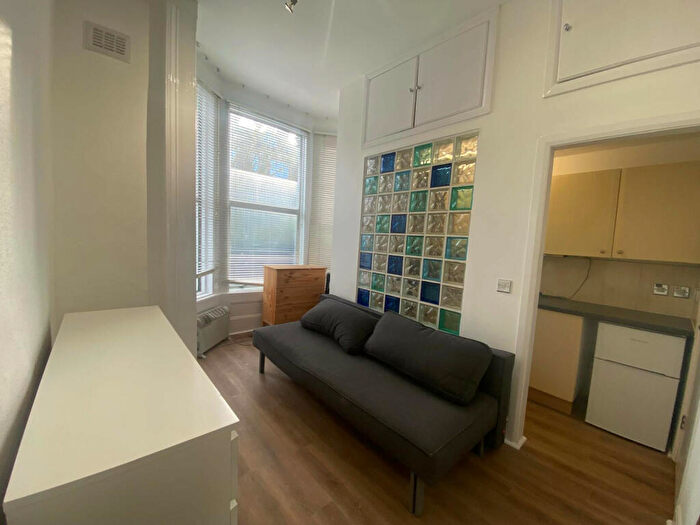 Studio To Rent In Somerfield Road, Finsbury Park, N4