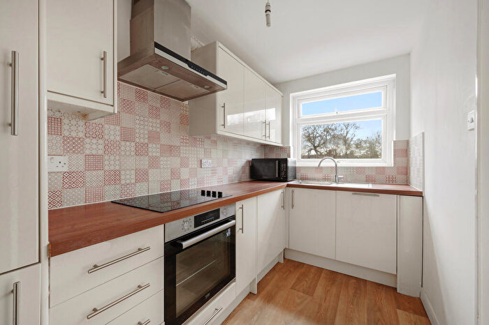 1 Bedroom Flat To Rent In Dukes Avenue, KT3