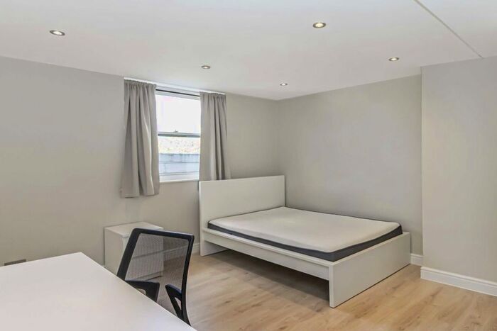 Studio To Rent In Earls Court Road, London, W8