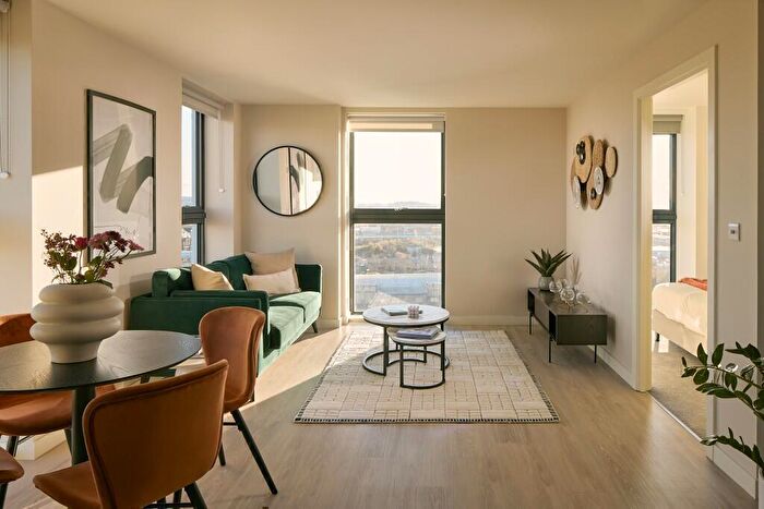 2 Bedroom Flat To Rent In Warroch Path, Glasgow, G3