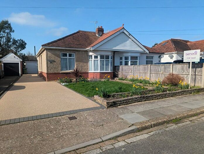 2 Bedroom Semi Detached Bungalow For Sale In Carshalton Avenue, Portsmouth, PO6