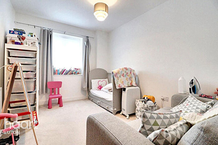 2 Bedroom Flat For Sale In Stirling Drive, Luton, LU2