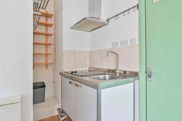 Studio To Rent In Walworth Road, Elephant And Castle, London, SE17