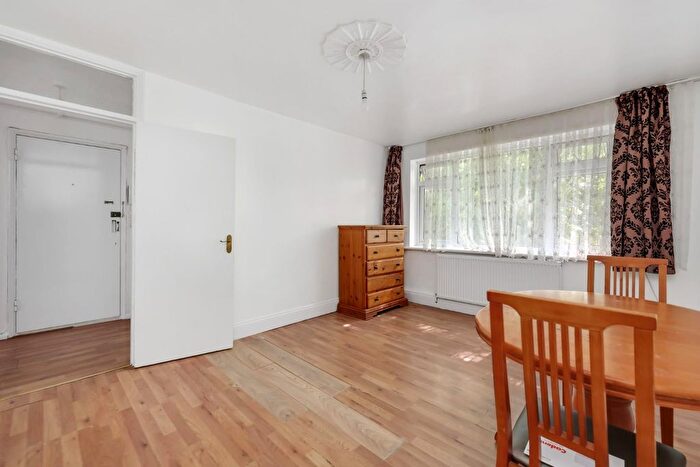 2 Bedroom Flat To Rent In Amhurst Road, London, E8