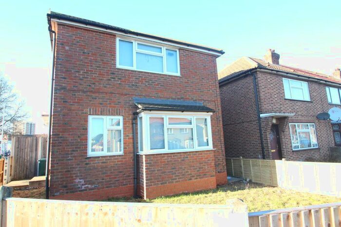 3 Bedroom Property To Rent In Waverley Crescent, Romford, RM3