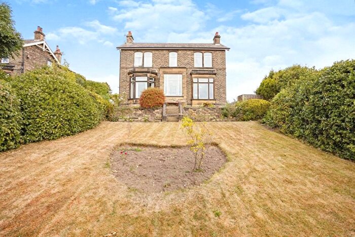 4 Bedroom Detached House To Rent In White Lee Road, Batley, WF17