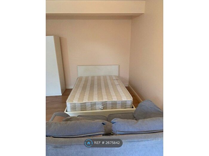 Studio To Rent In Stradbroke Grove, Ilford, IG5