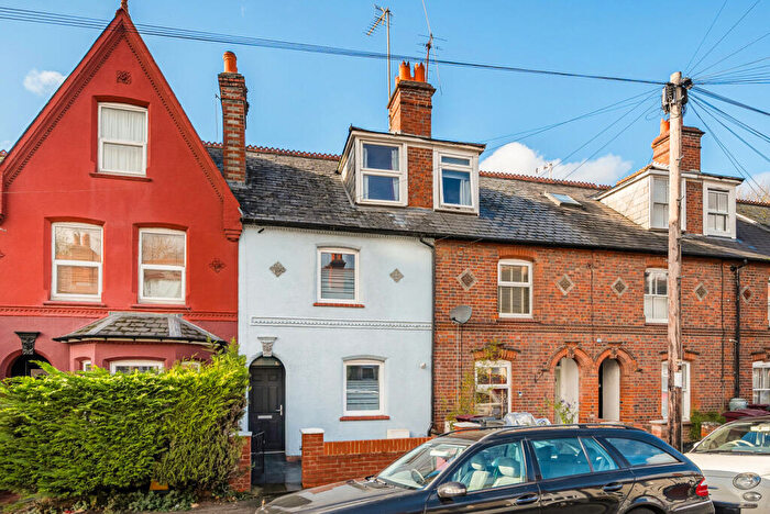 3 Bedroom Terraced House For Sale In Elgar Road, Reading, Berkshire, RG2