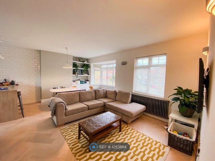 4 Bedroom Flat To Rent In Godley Road, London SW18
