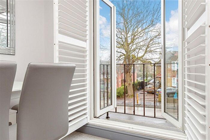 2 Bedroom Flat For Sale In Chaldon Road, Caterham, Surrey, CR3
