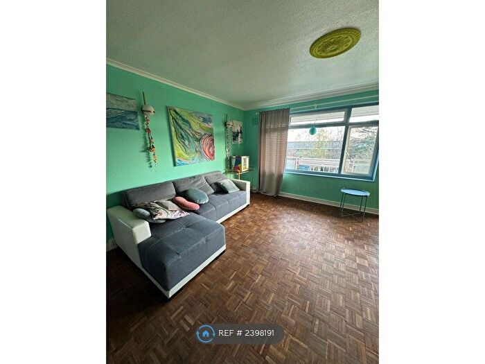 3 Bedroom Flat To Rent In Brecon Court, London, SE9