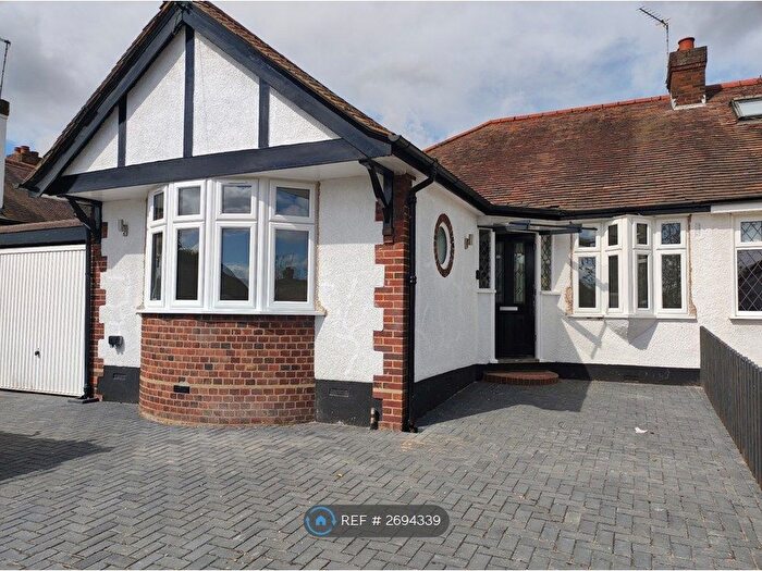 3 Bedroom Bungalow To Rent In The Drive, Potters Bar, EN6