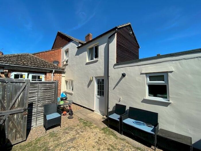 3 Bedroom Semi-Detached House To Rent In Queen Street, Aylesbury, HP20