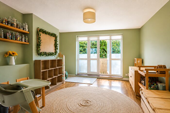 2 Bedroom Flat For Sale In Wanley Road, London, SE5