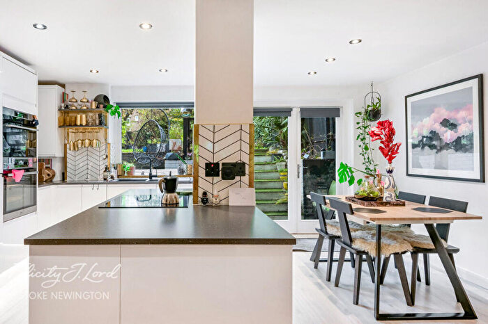 3 Bedroom Flat For Sale In Dunsmure Road, London, N16