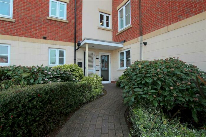 2 Bedroom Flat To Rent In Dixon Close, Redditch, B97
