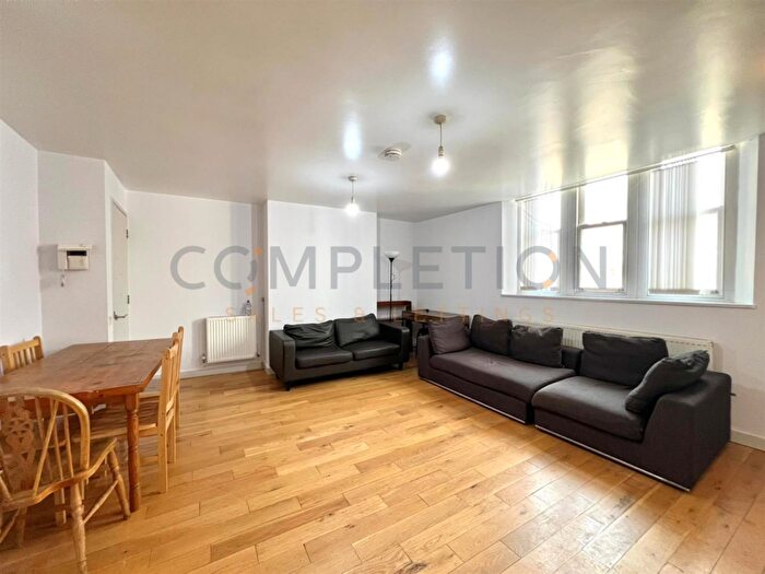 3 Bedroom Flat To Rent In Three Bedroom Apartment - Cannon Street - - £, Pcm, E1