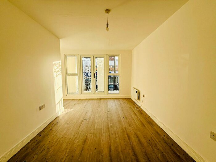 2 Bedroom Flat To Rent In Queensway, Enfiled, EN3