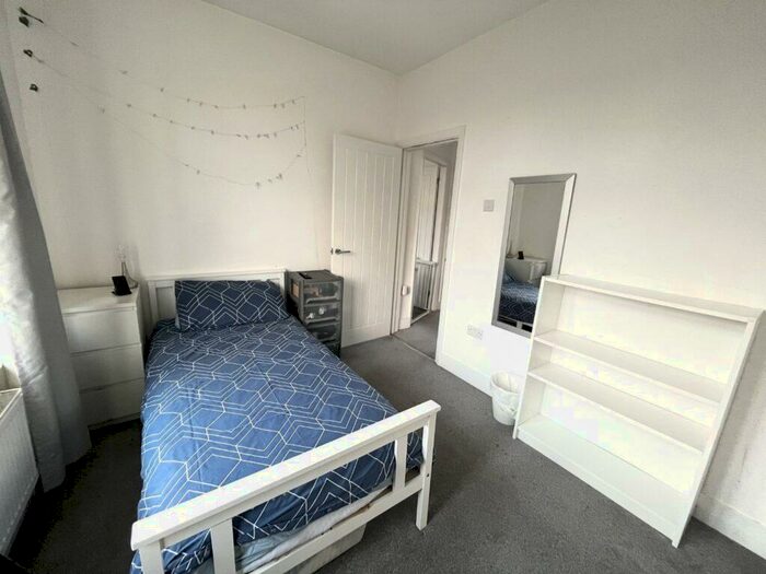 2 Bedroom Flat To Rent In Inverness Avenue, Enfield, EN1