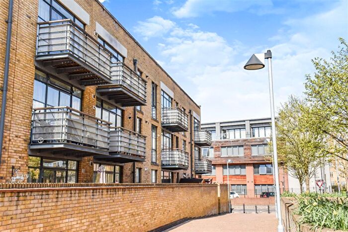 1 Bedroom Flat For Sale In Town Meadow, Brentford, TW8