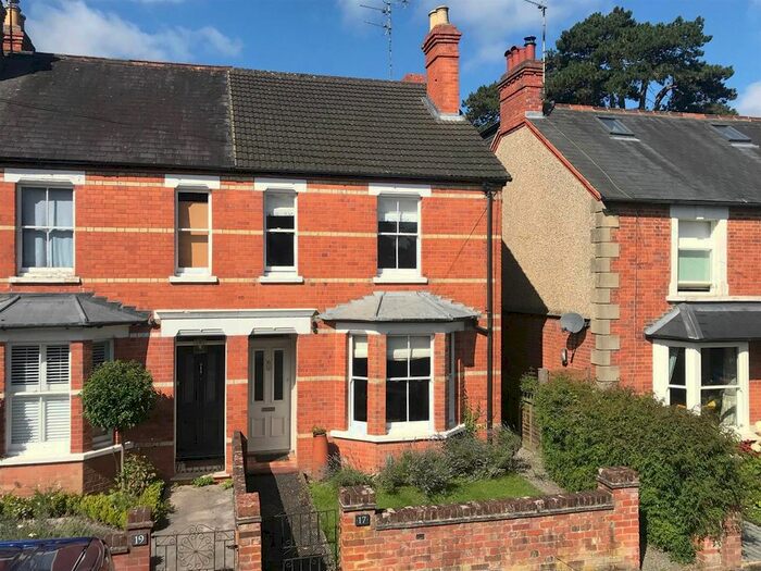 4 Bedroom Semi-detached House For Sale In Chesterfield Road, Newbury, RG14
